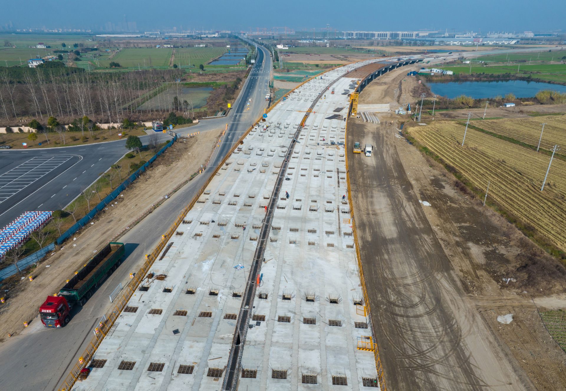 与寒冬赛跑盐阜快速通道预制箱梁架设近半
