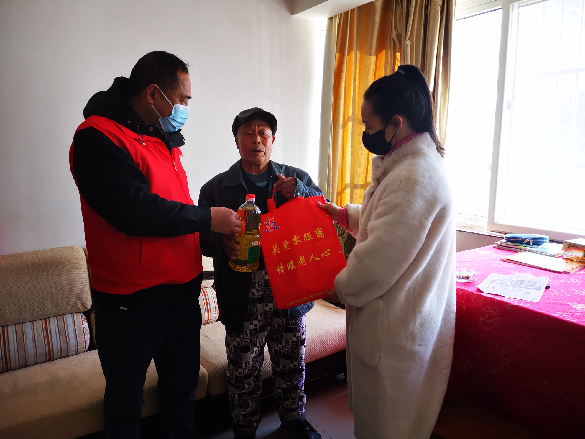 五星街道纺南社区走访慰问独居老人