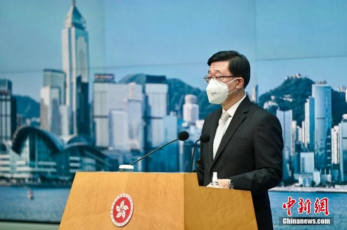 2月14日上午，香港特区行政长官李家超出席行政会议前会见传媒时表示，香港目前要聚焦全力拼经济，把握好“通关”良机，加强与内地各级政府的紧密联系。 中新社记者 李志华 摄