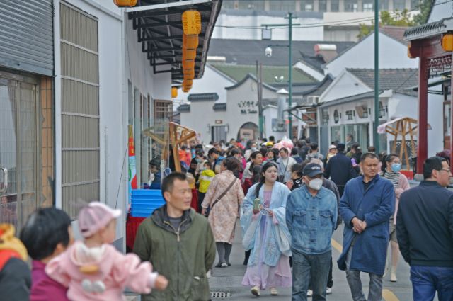 拆除重建等原因,导致沿河的老街大部分被拆除,戚墅堰老街也逐渐没落