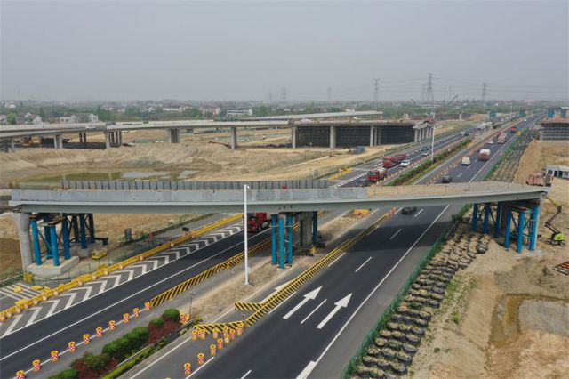 常泰长江大桥南接线项目跨江宜高速钢箱梁顶推完成