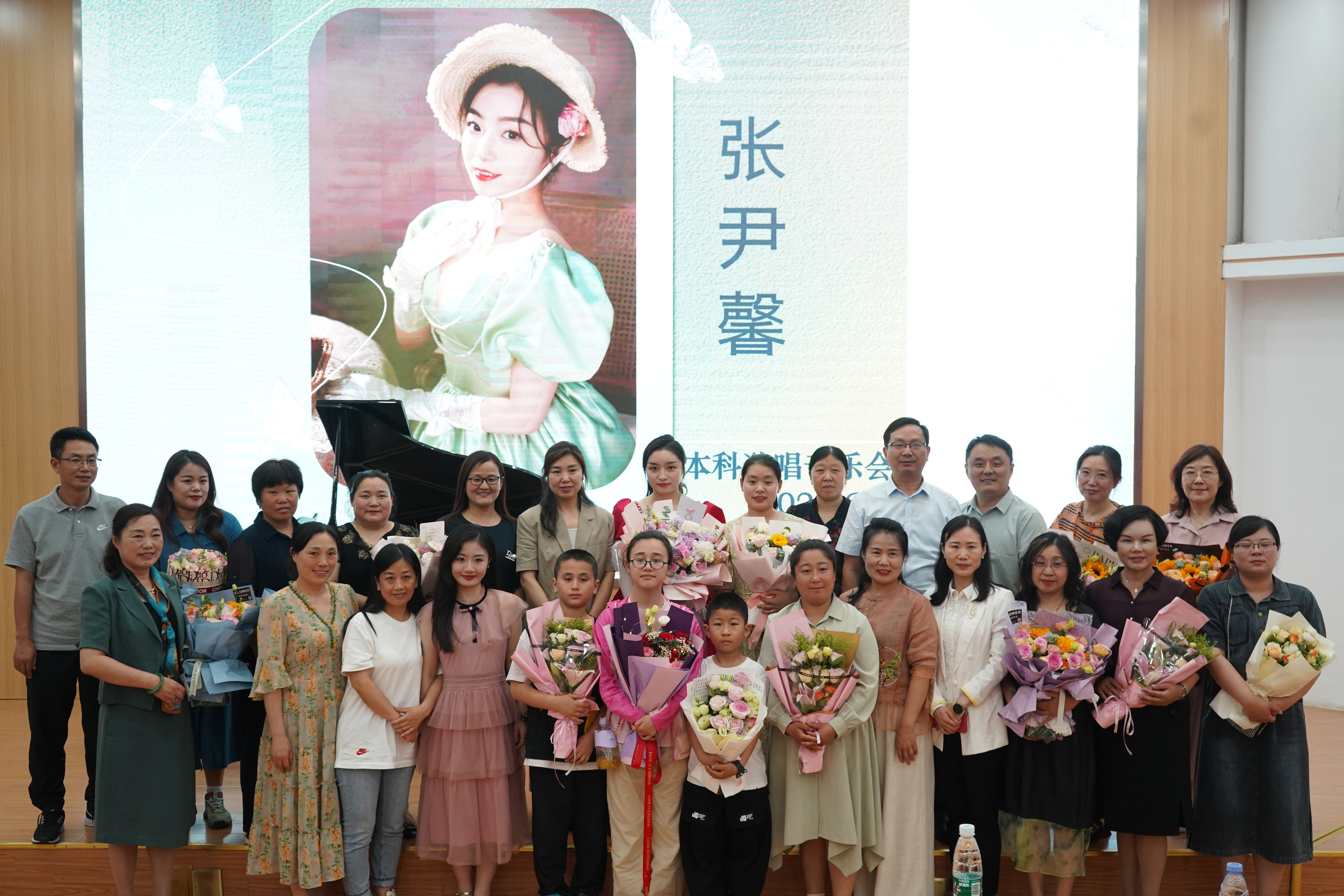 盐城女孩张尹馨在扬州大学音乐厅举办个人独唱音乐会