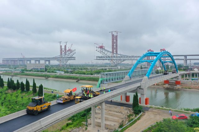 魏村枢纽德胜河桥完成沥青摊铺