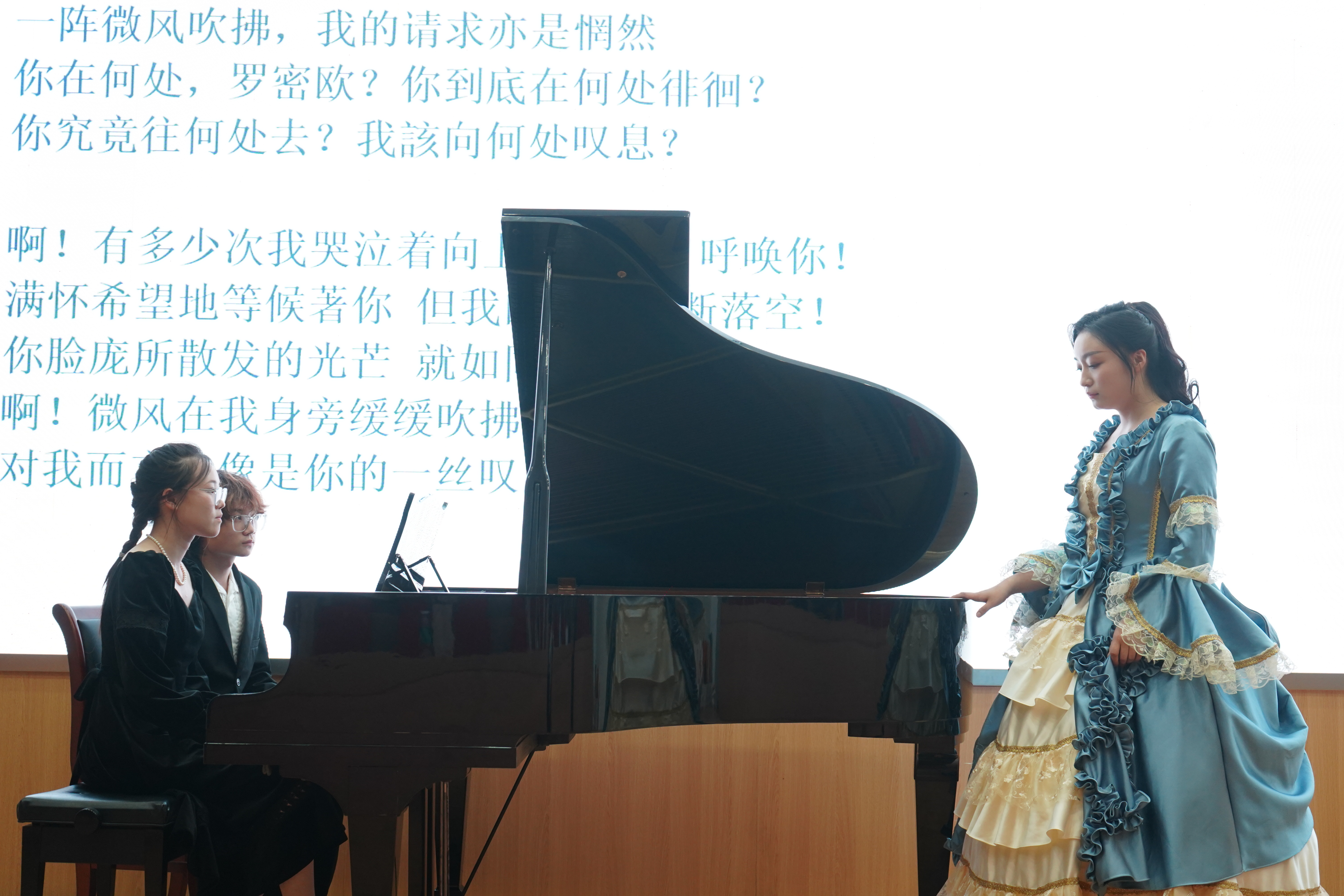 盐城女孩张尹馨在扬州大学音乐厅举办个人独唱音乐会