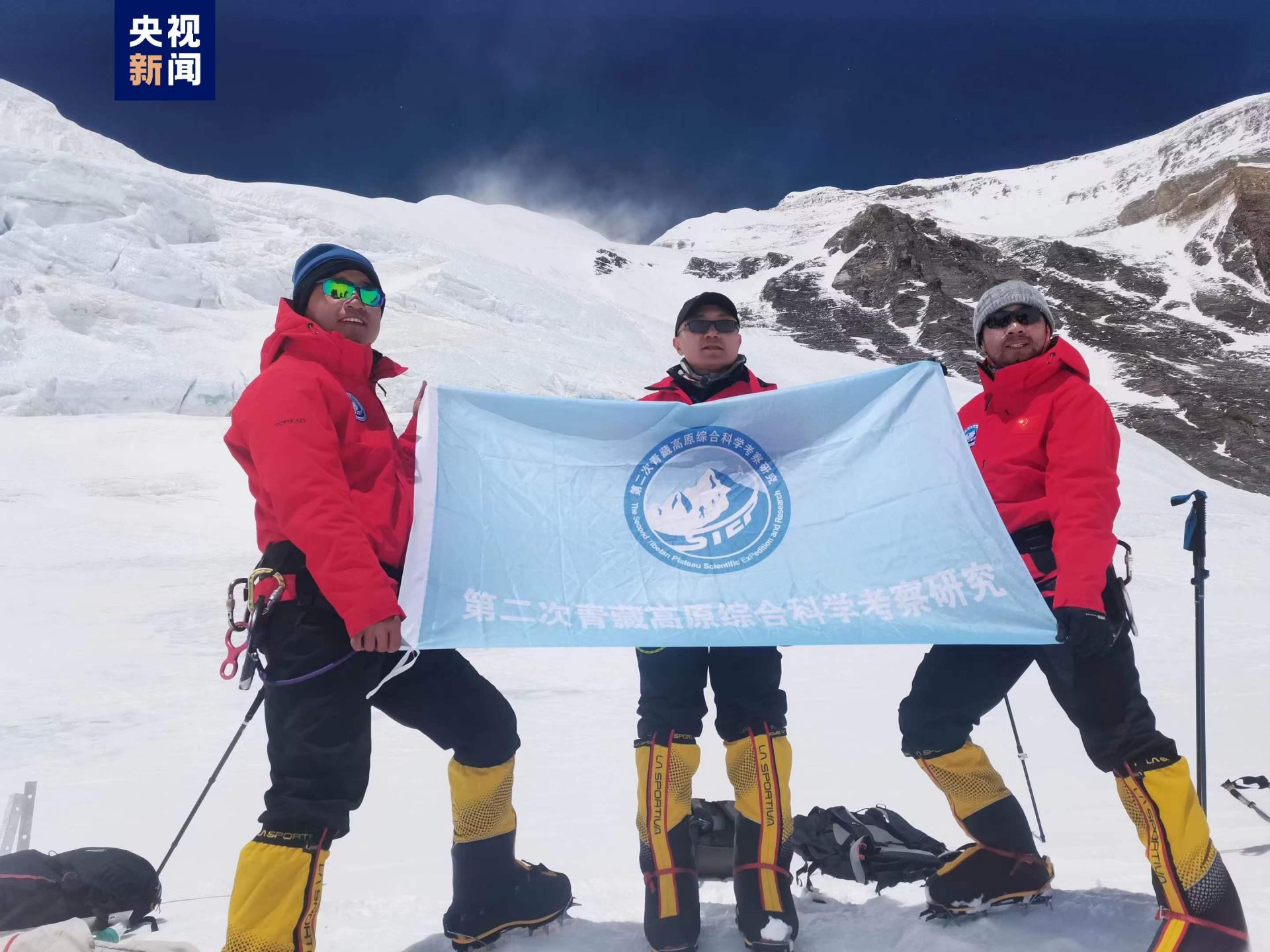2022年4月“巅峰使命”珠峰科考队员在珠峰7000米附近展开科考