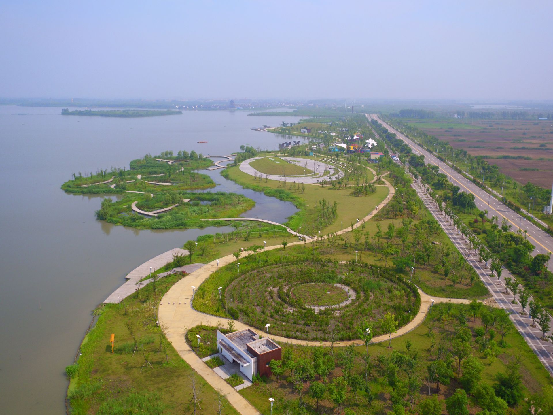 首页>网信频道>正文>据了解,千鹤湖公园将海绵城市和景观设计融为一体