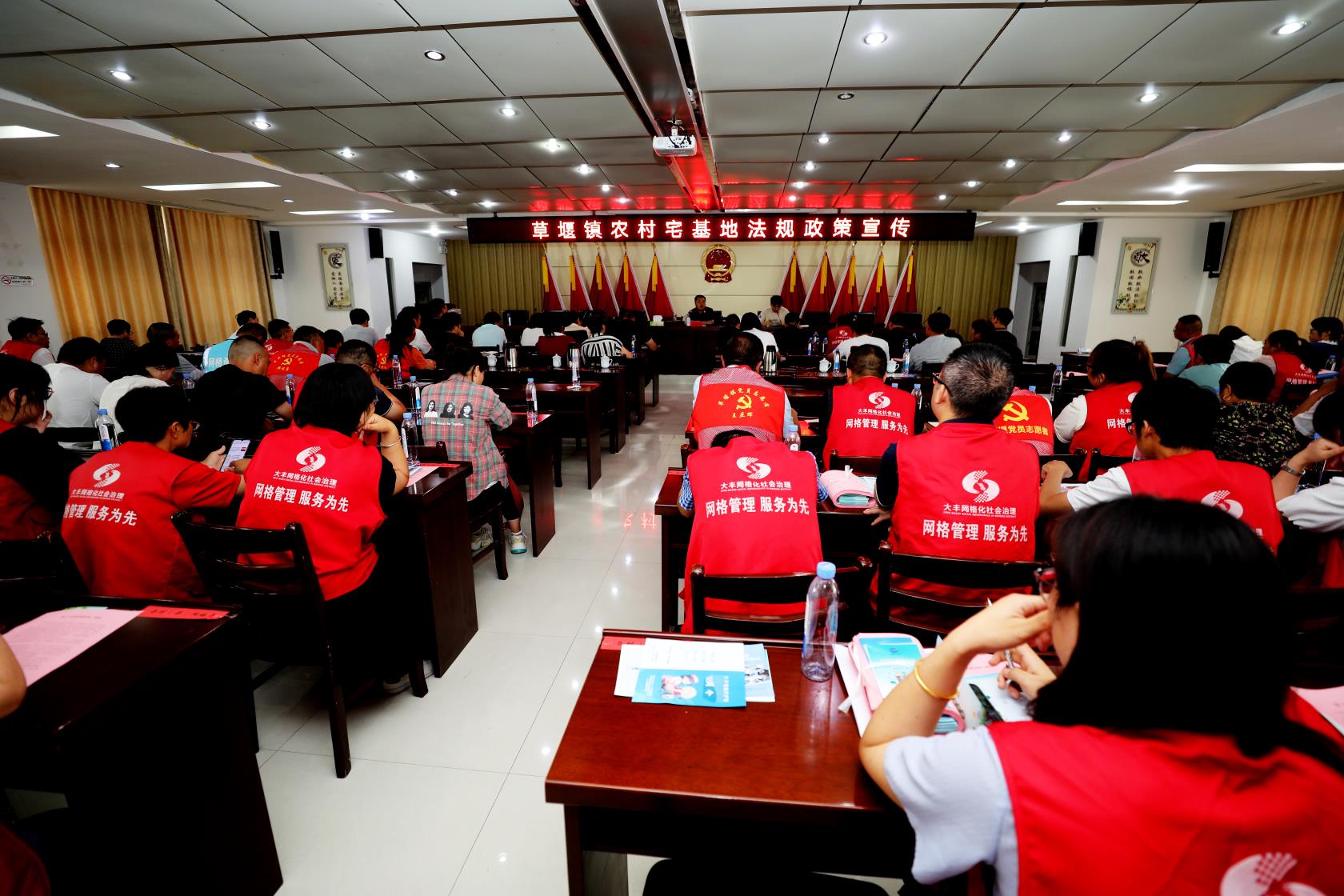 草堰镇网格员开展农村宅基地法规政策宣传