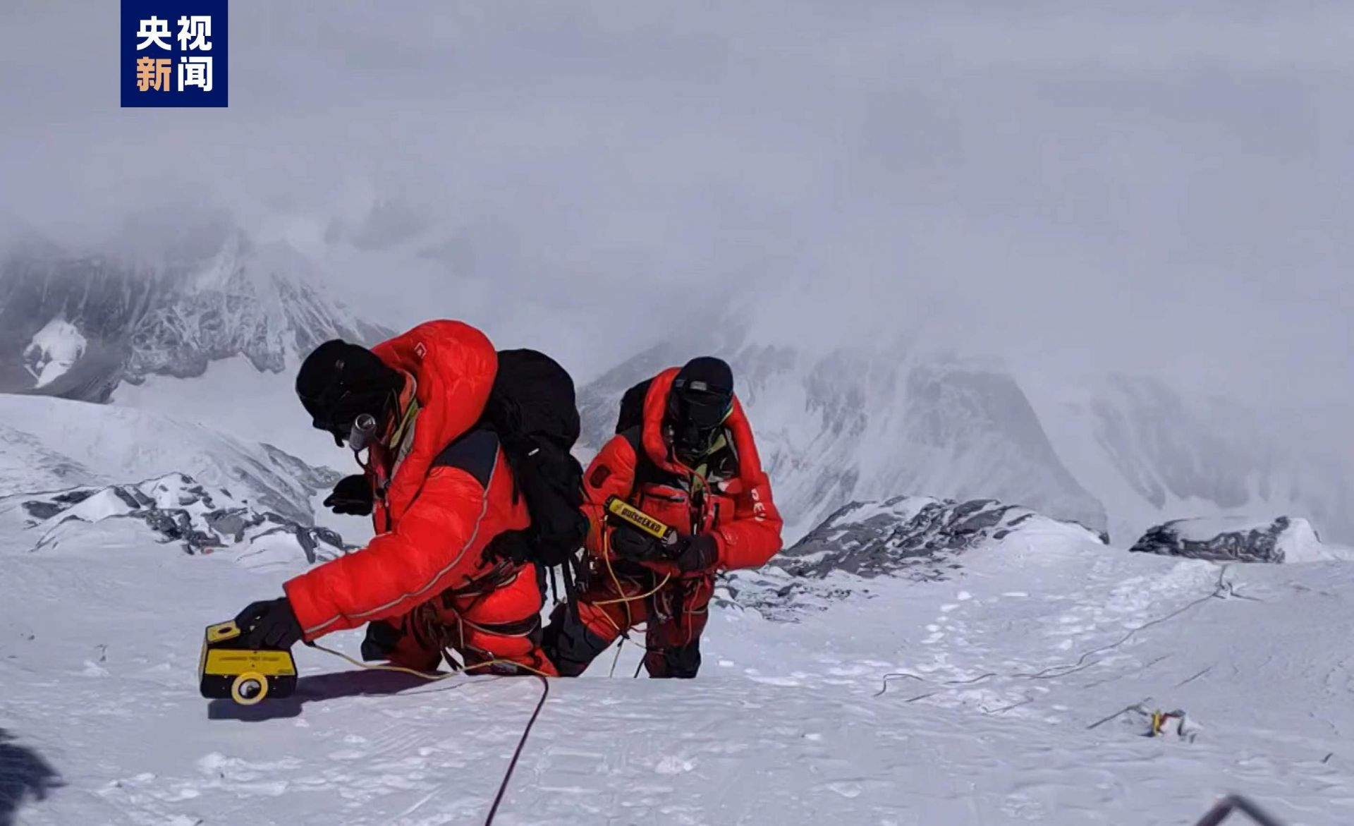 2022年5月4日，“巅峰使命”珠峰科考登顶科考队员在珠峰峰顶展开测厚工作