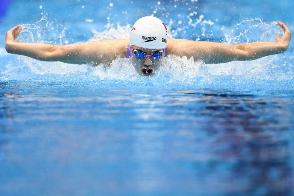 7月30日，張雨霏在女子4X100米混合泳決賽中。新華社記者許暢攝