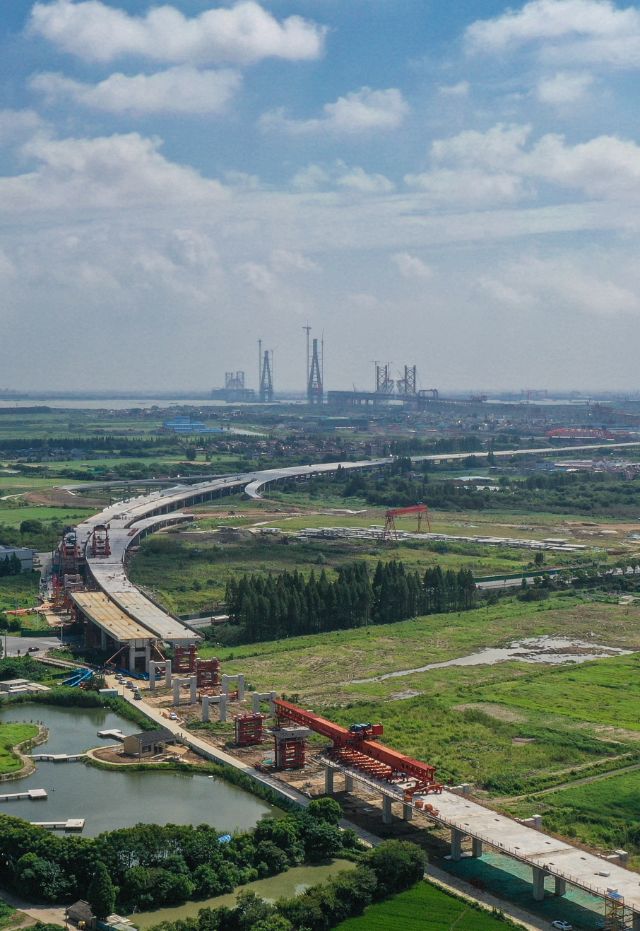 常泰長江大橋南接線項目全線最大跨度鋼箱梁頂推完成