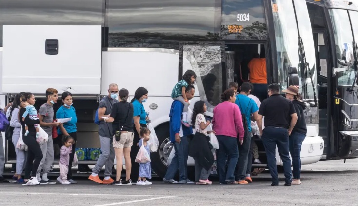 2022年10月，非法移民在得克萨斯州登上转运巴士。
