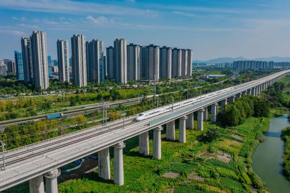 湖杭铁路通车运营一周年旅客发送量超3433万人次