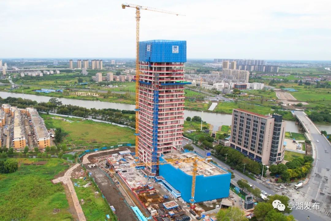 日前,在先锋街道的港航大厦项目现场,工人们正按照图纸的结构布局要求