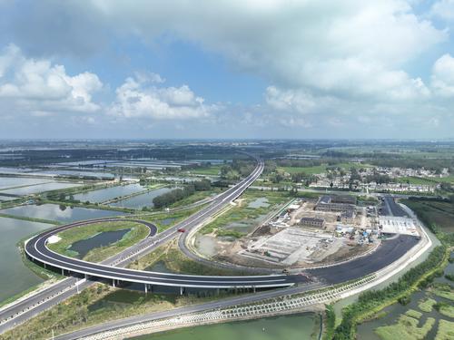 重点项目阜溧高速公路建湖至兴化段进入沥青上面层摊铺阶段