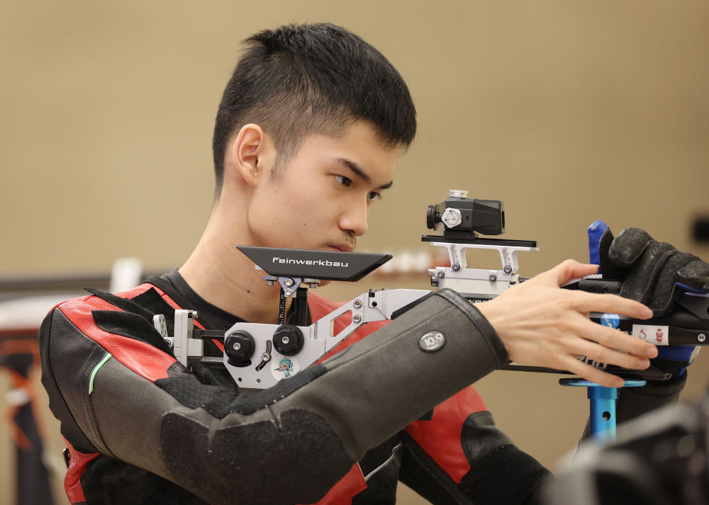 杭州亚运会丨盛李豪打破男子10米气步枪世界纪录夺冠