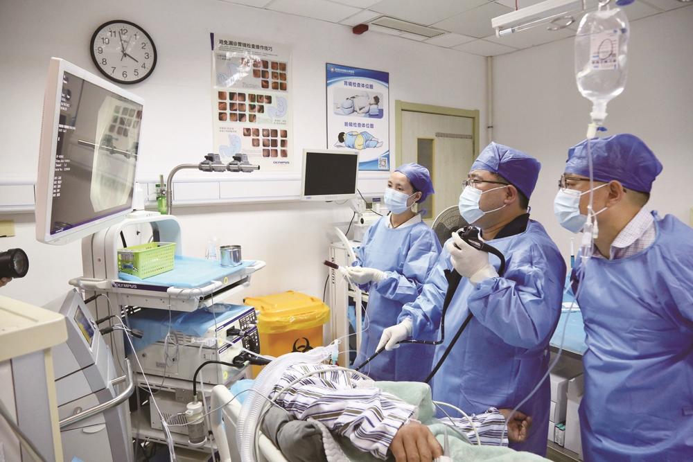 张海斌博士(中)为患者做检查.