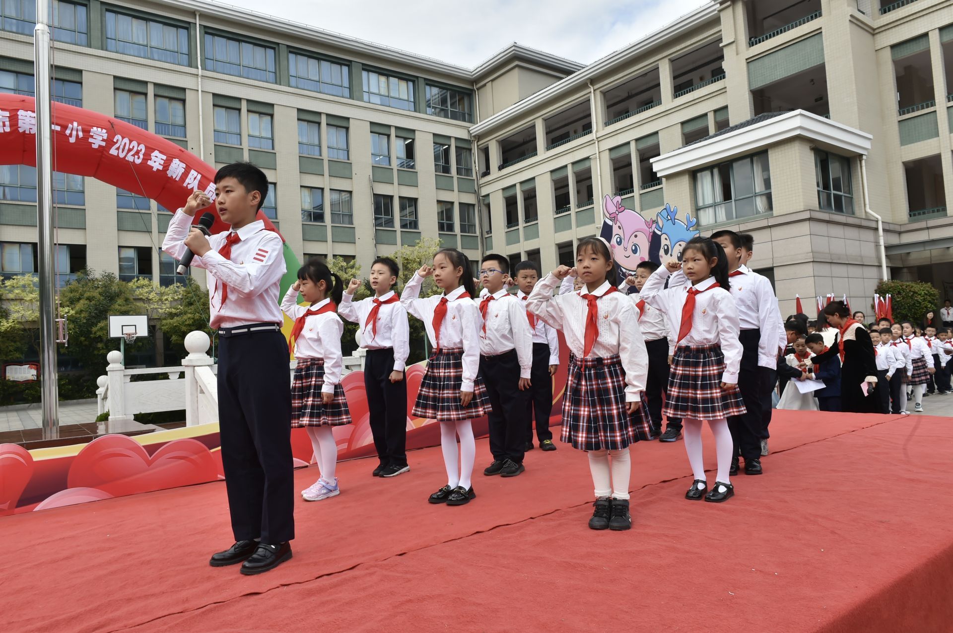 盐城市第一小学举行星星火炬伴我成长新队员入队仪式