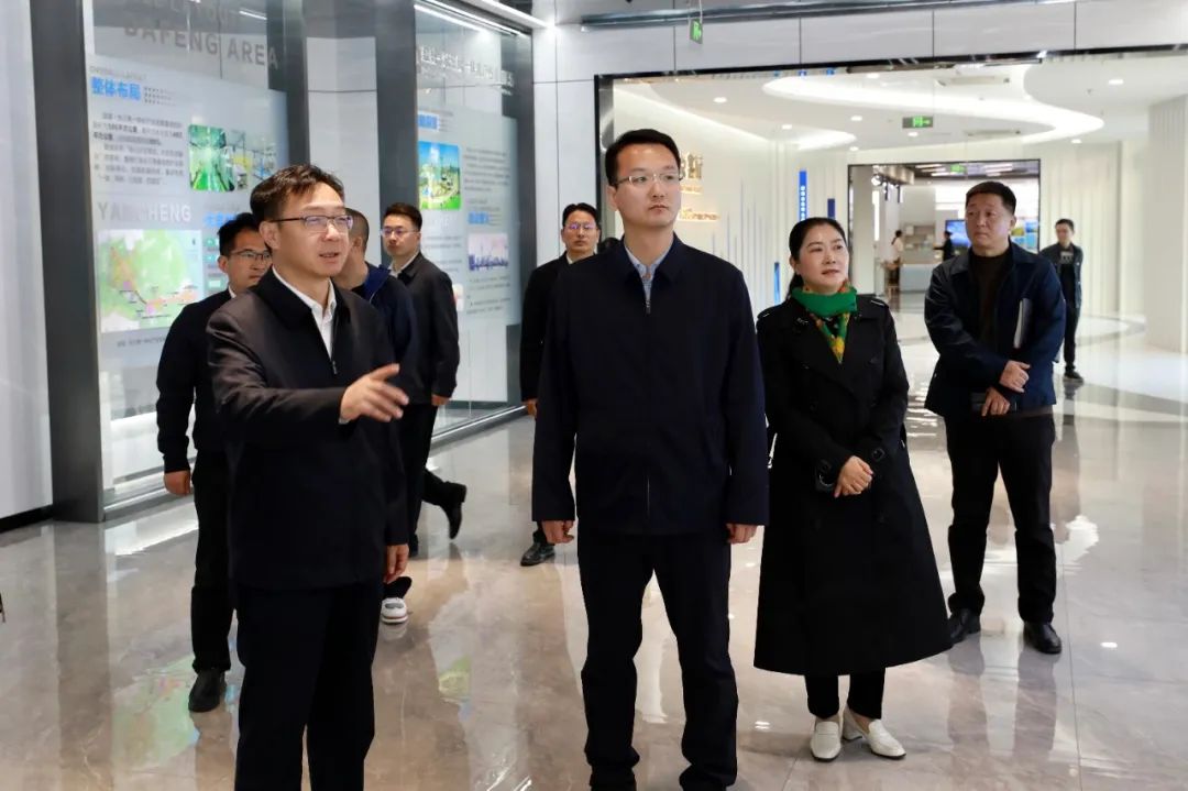 11月7日,哈尔滨市木兰县委书记徐向峰一行来丰考察.区长戴勇陪同.