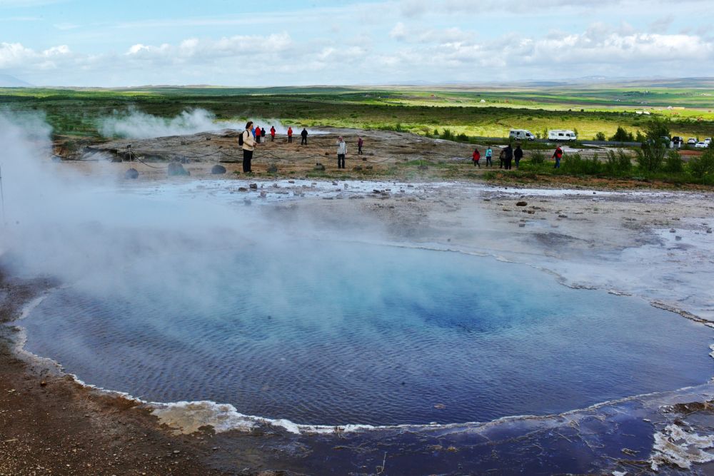 火山喷发风险加大冰岛著名地热温泉停止接待游客