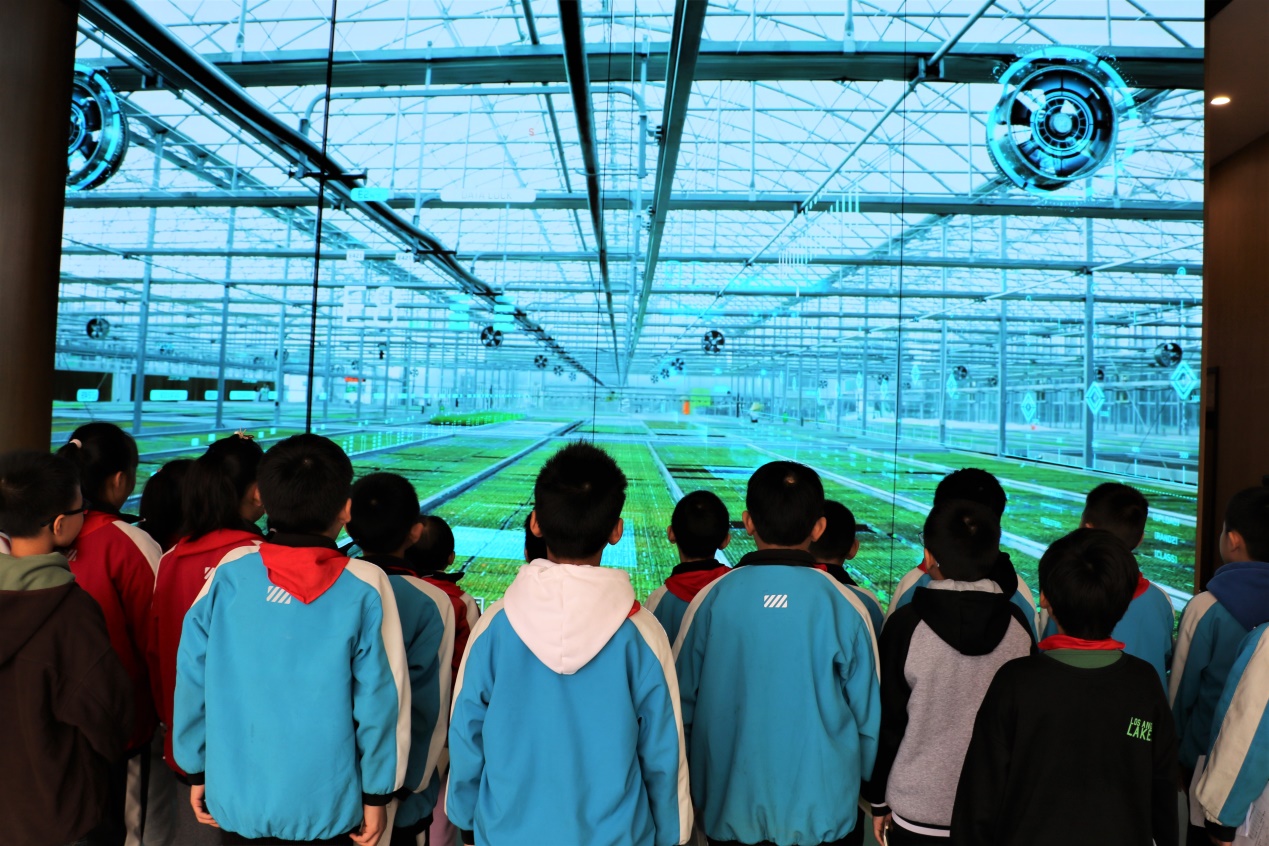 文明实践在建湖高作镇组织小学生参观智慧农业进行科普教育