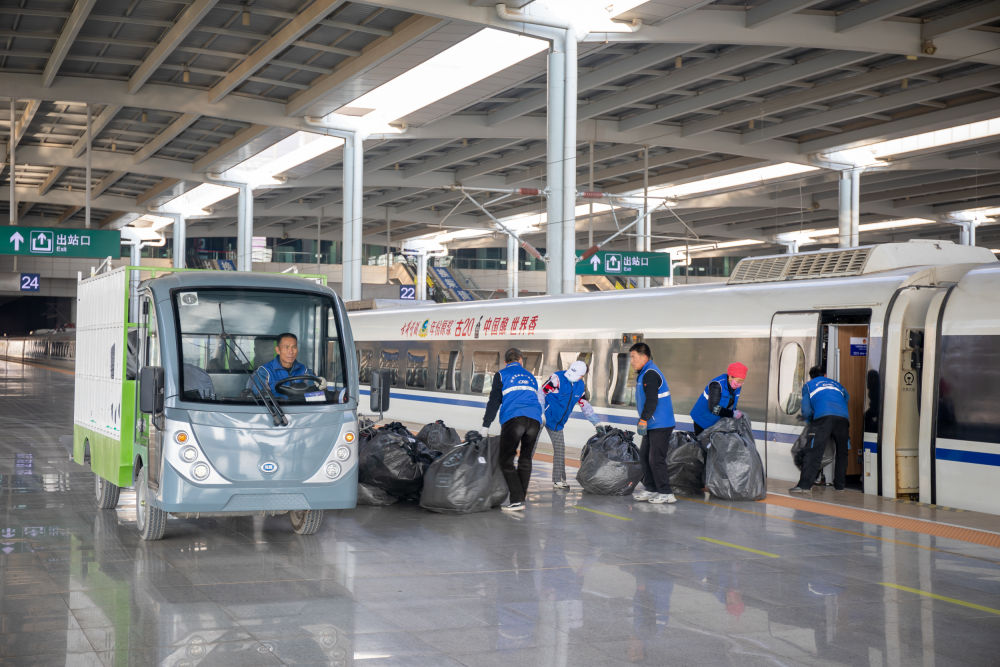 中铁快运股份有限公司兰州分公司工作人员正在搬运货品.