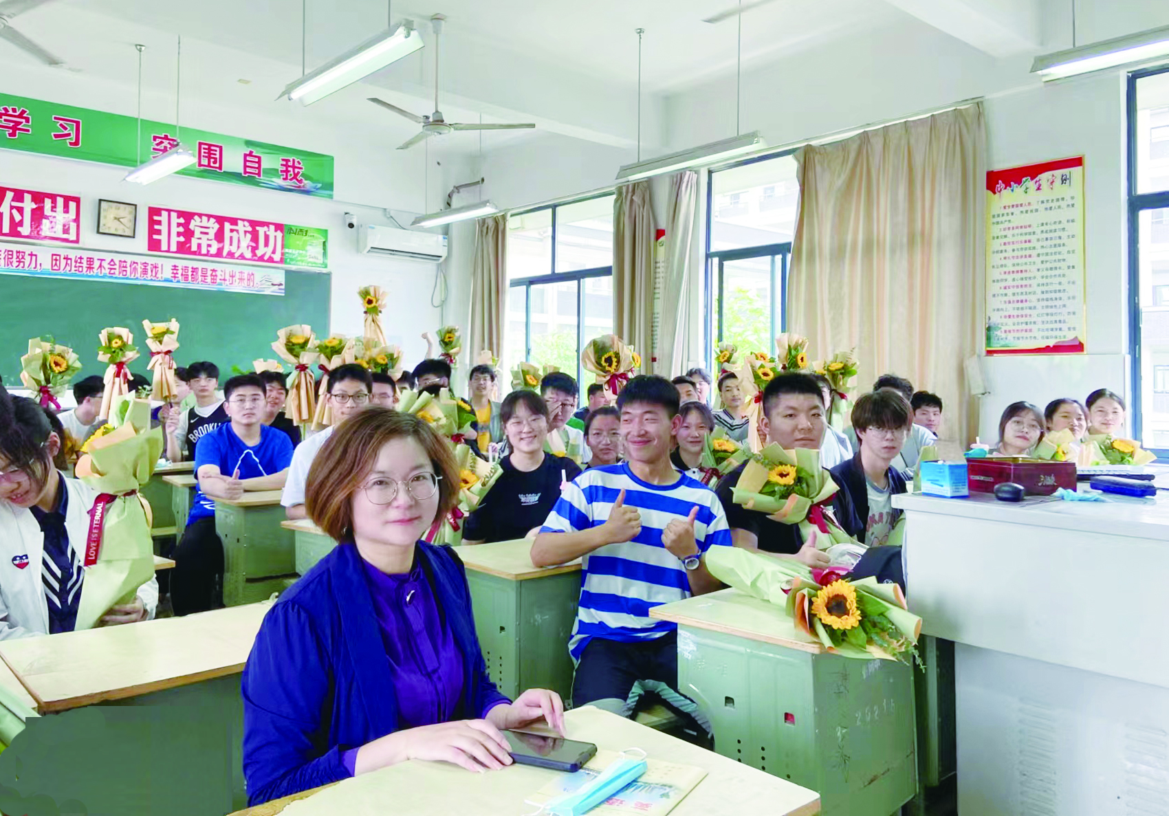 (受访者供图)□荣华 启飞 陆群在上冈高级中学校园内立着一块石碑