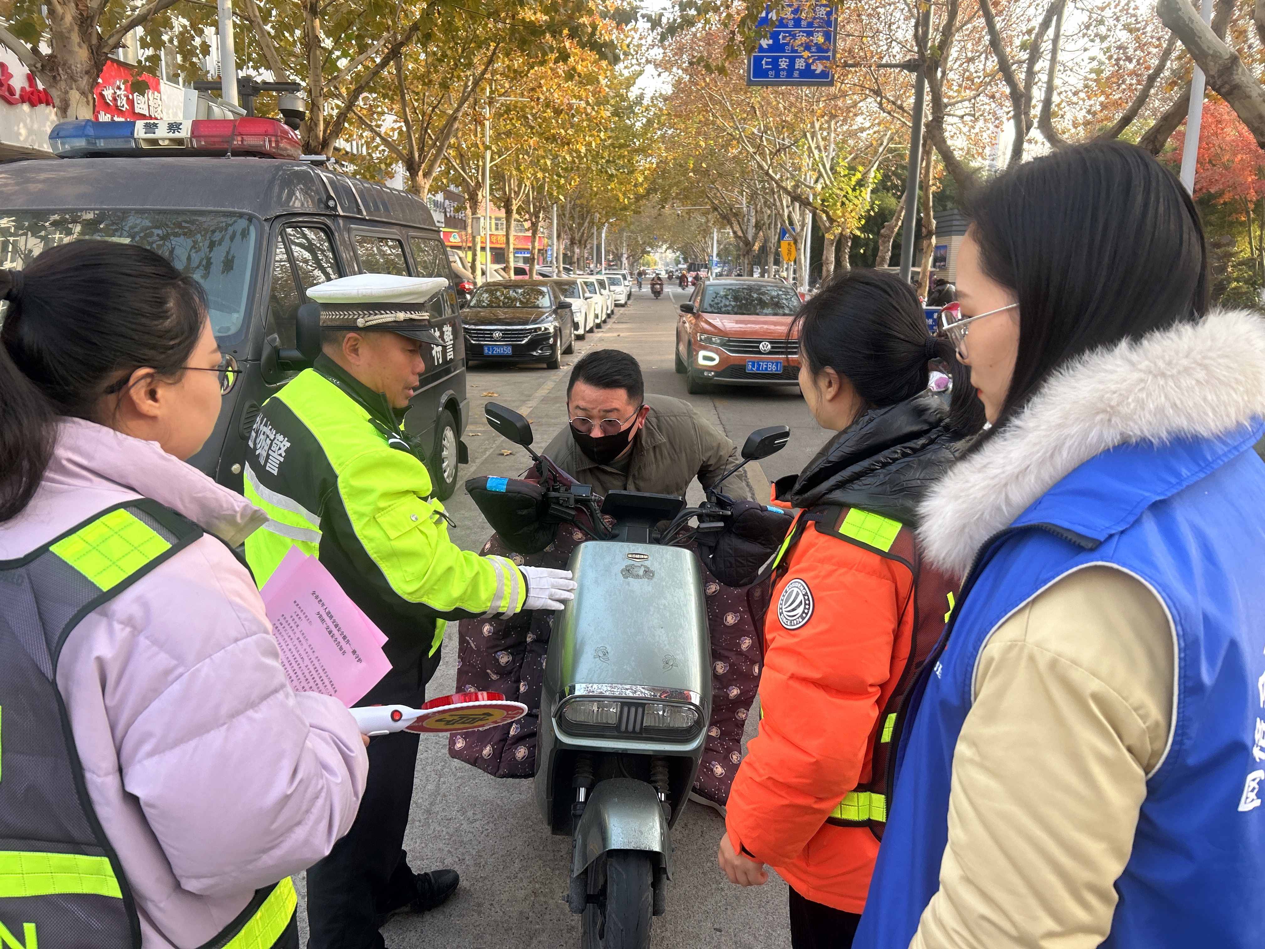 大洋街道毓龙公园社区开展常态化交通违法劝导工作