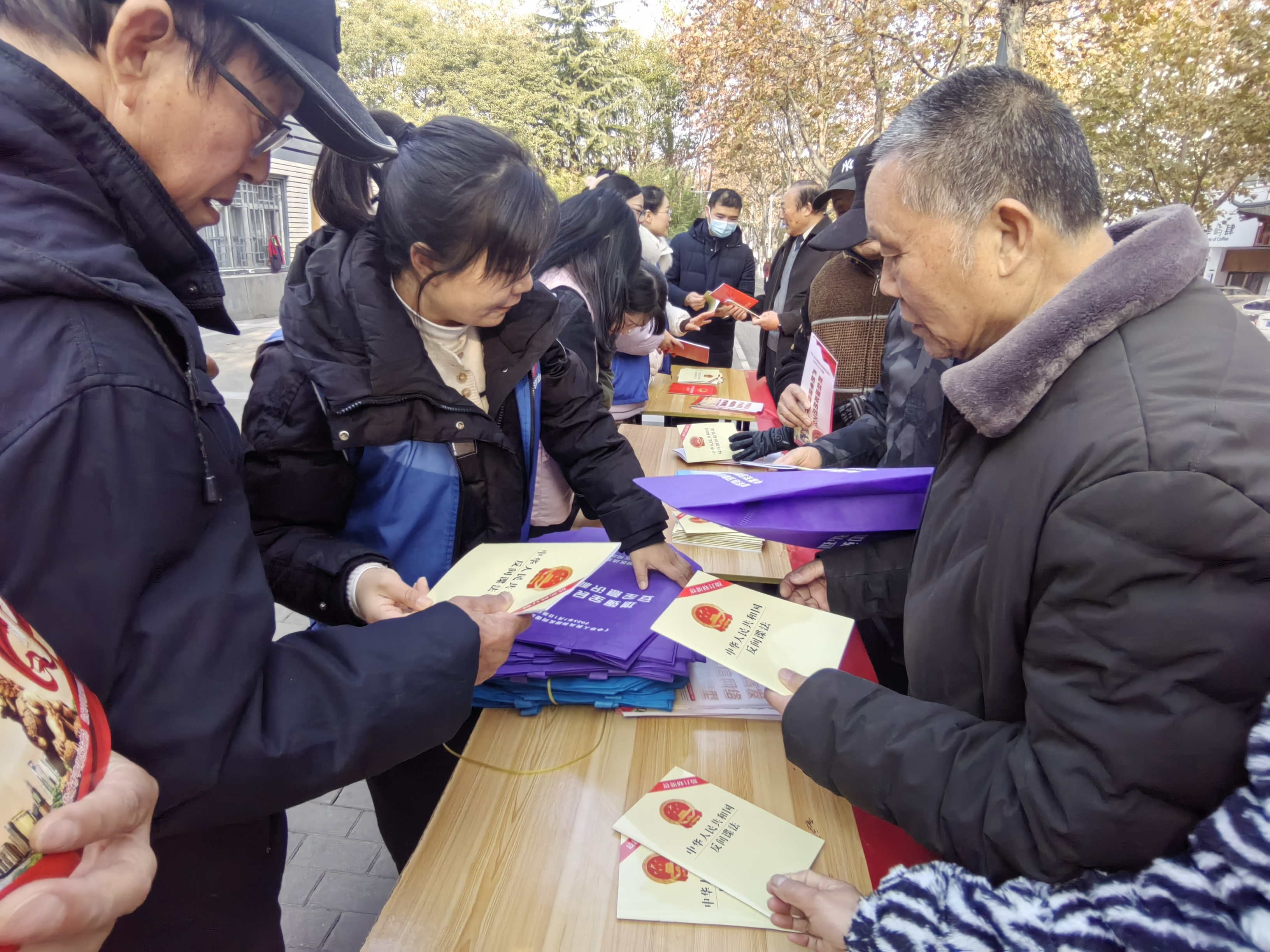 大洋街道毓龙公园社区开展国家宪法日普法宣传