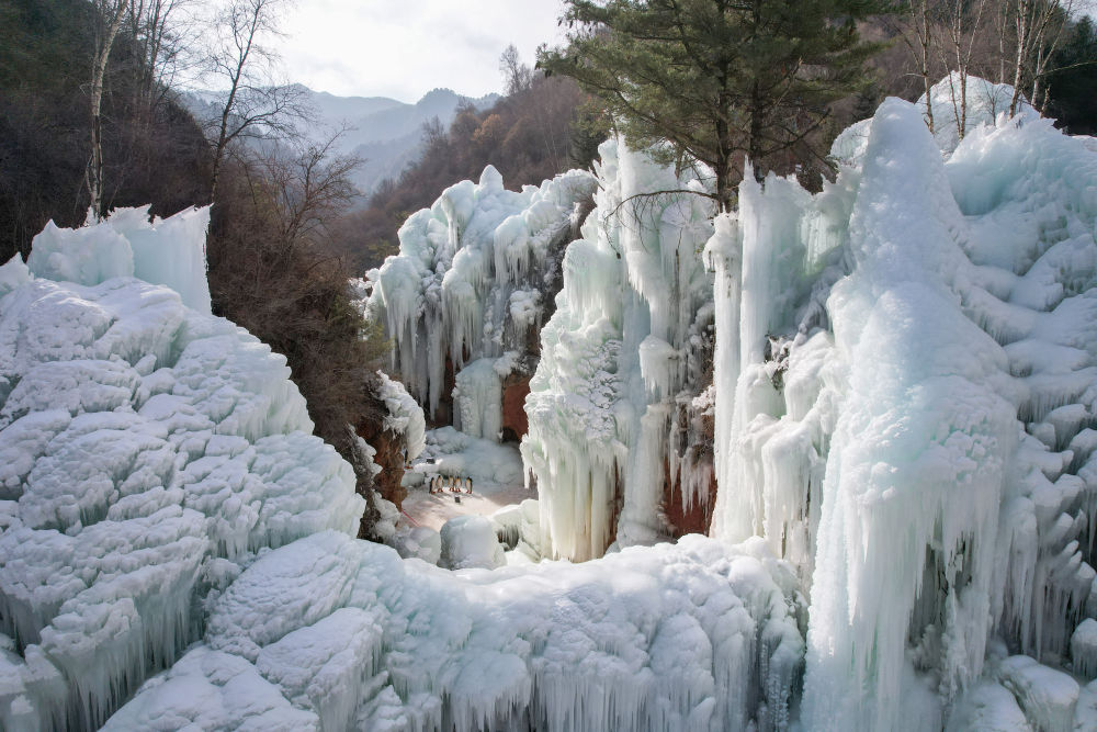 这是1月17日拍摄的渭源县天井峡西部雪谷内的冰瀑景象(无人机照片).