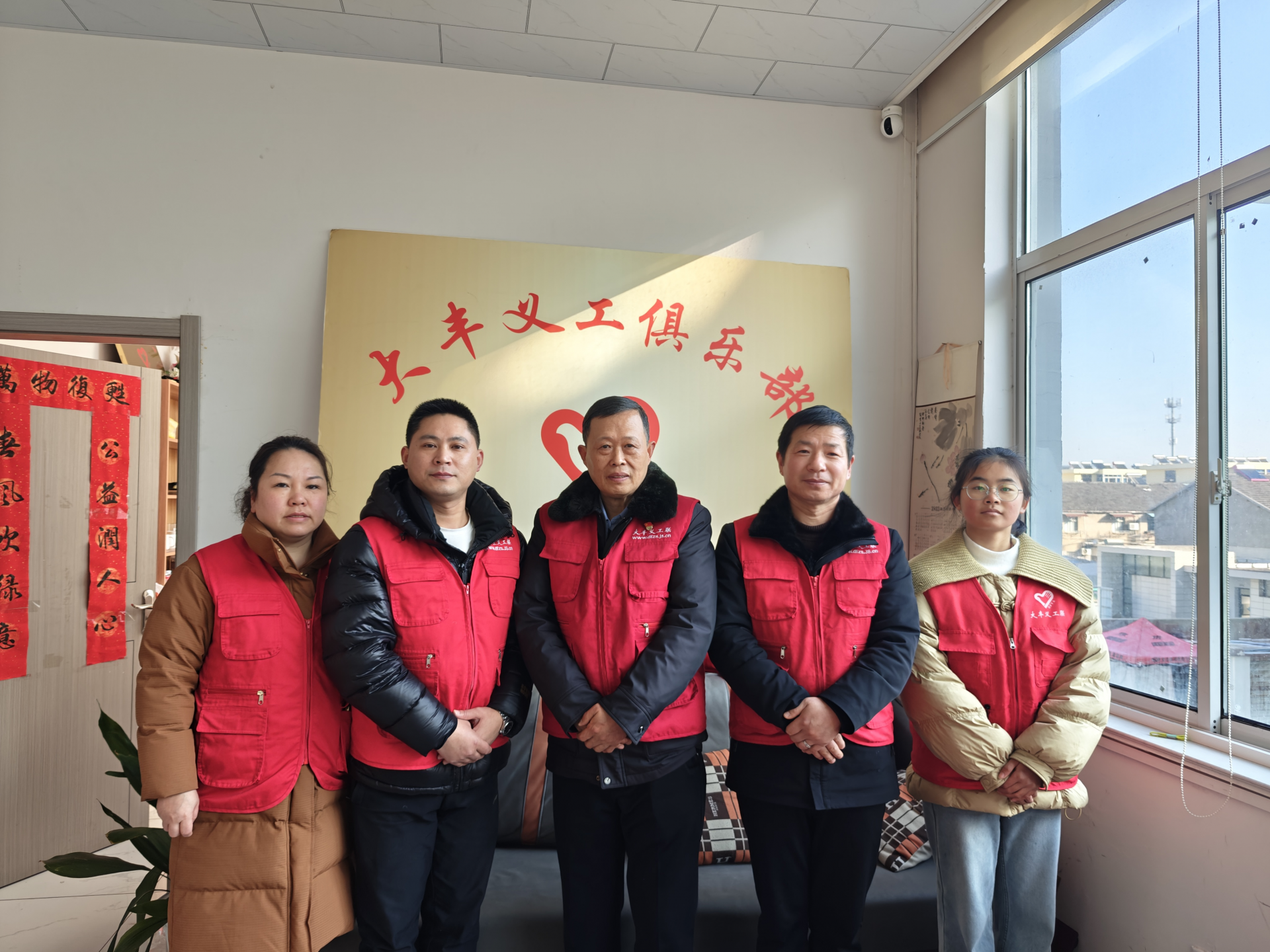 岁寒人心暖陪伴进行时金丰路分校义工联小队参加志愿者活动