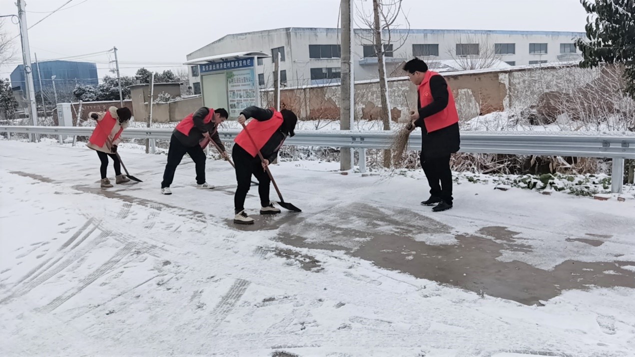 高作镇扫雪除冰成为党员冬训里的一道风景