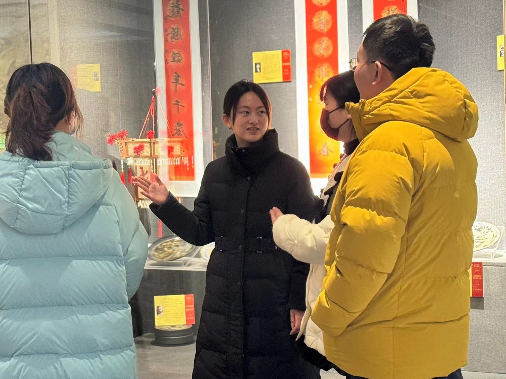 南京民俗博物馆讲解员张誉晗向记者讲述了一个故事.