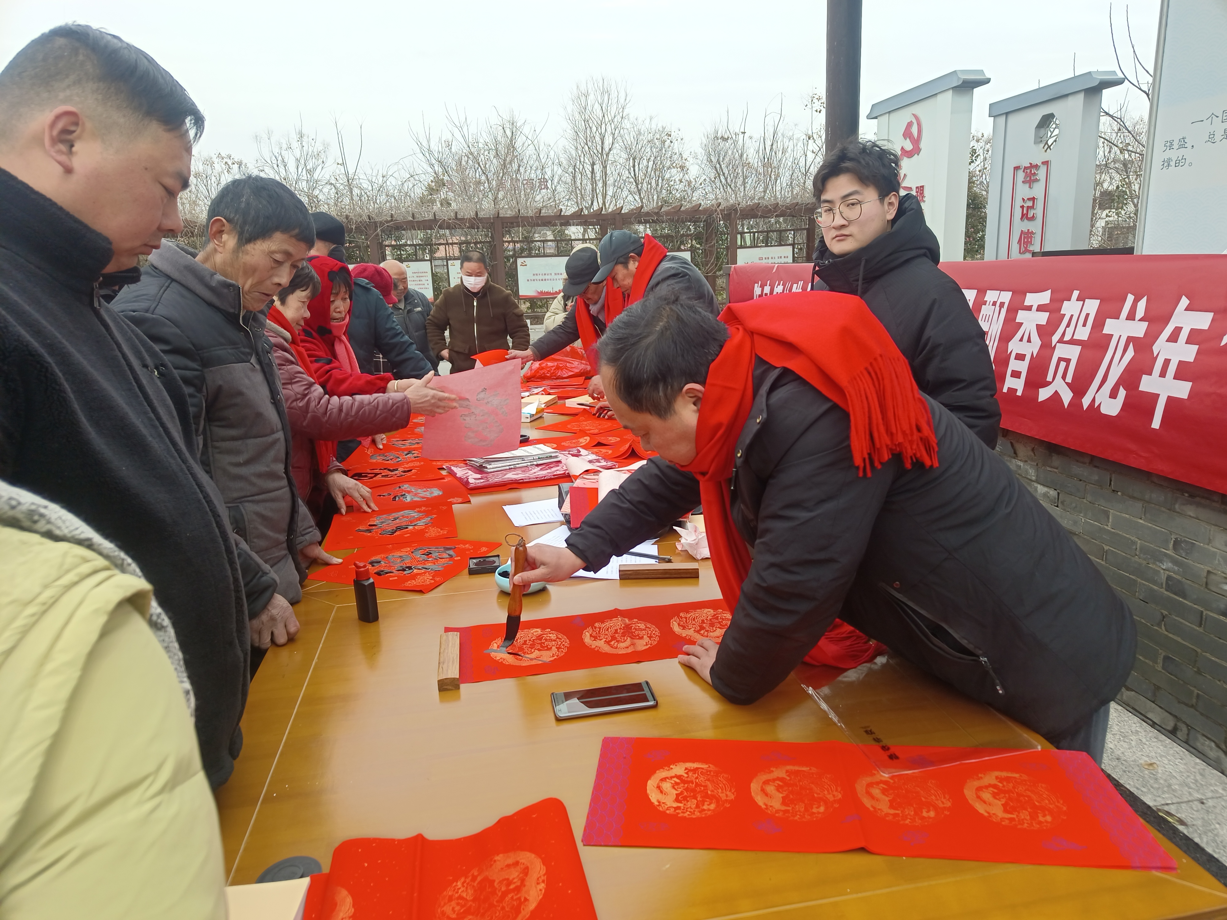 阜宁县陈良镇开展写春联送祝福活动