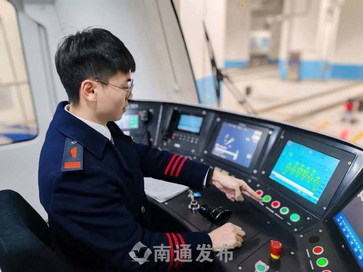 新春走基层江苏南通轨交电客车司机新春不打烊守护乘客每一程