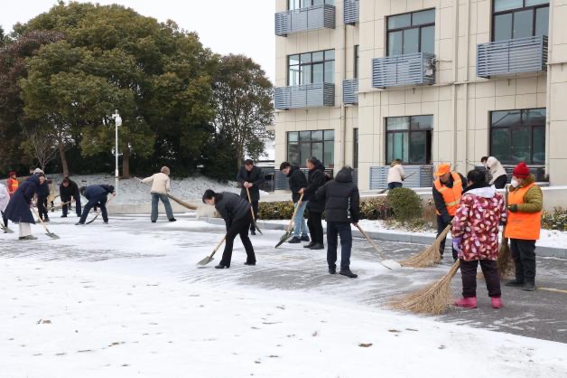 头灶镇冬训实践第一课铲雪除冰保畅通