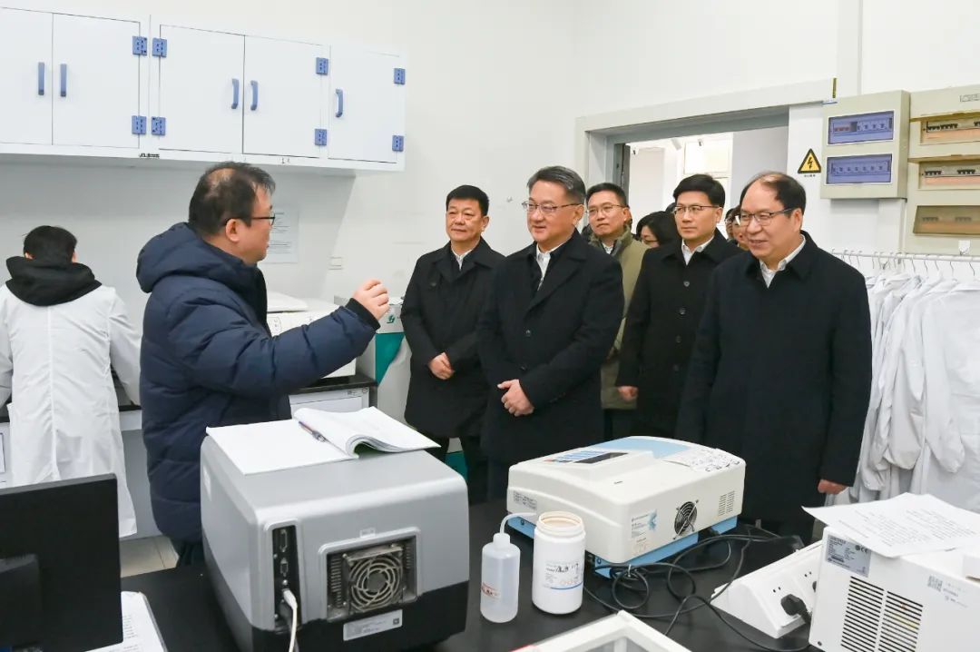 市委常委,秘书长薛盛堂参加座谈会,副市长祁从峰介绍了我市科技创新