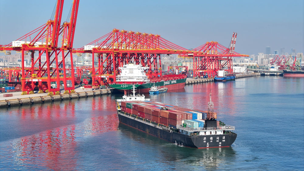 在山东港口日照港,货轮停泊集装箱码头装卸作业(1月10日摄,无人机照片