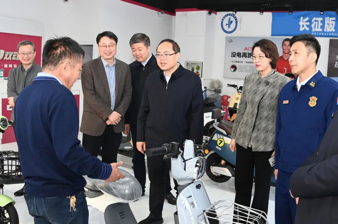 张明康以四不两直方式检查电动车安全整治工作压实责任持续推进隐患