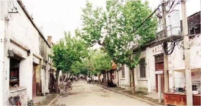 建湖老街记得小时候,建湖还是一个宁静的小城,街道两旁绿树成荫,青砖
