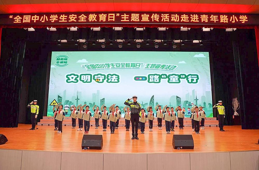 市区一大队东亭湖中队走进青年路小学开展交通安全集中宣讲.