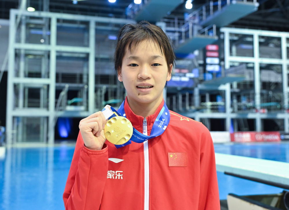 冠军中国选手全红婵(左)和亚军英国选手斯彭多利尼·西里埃在颁奖