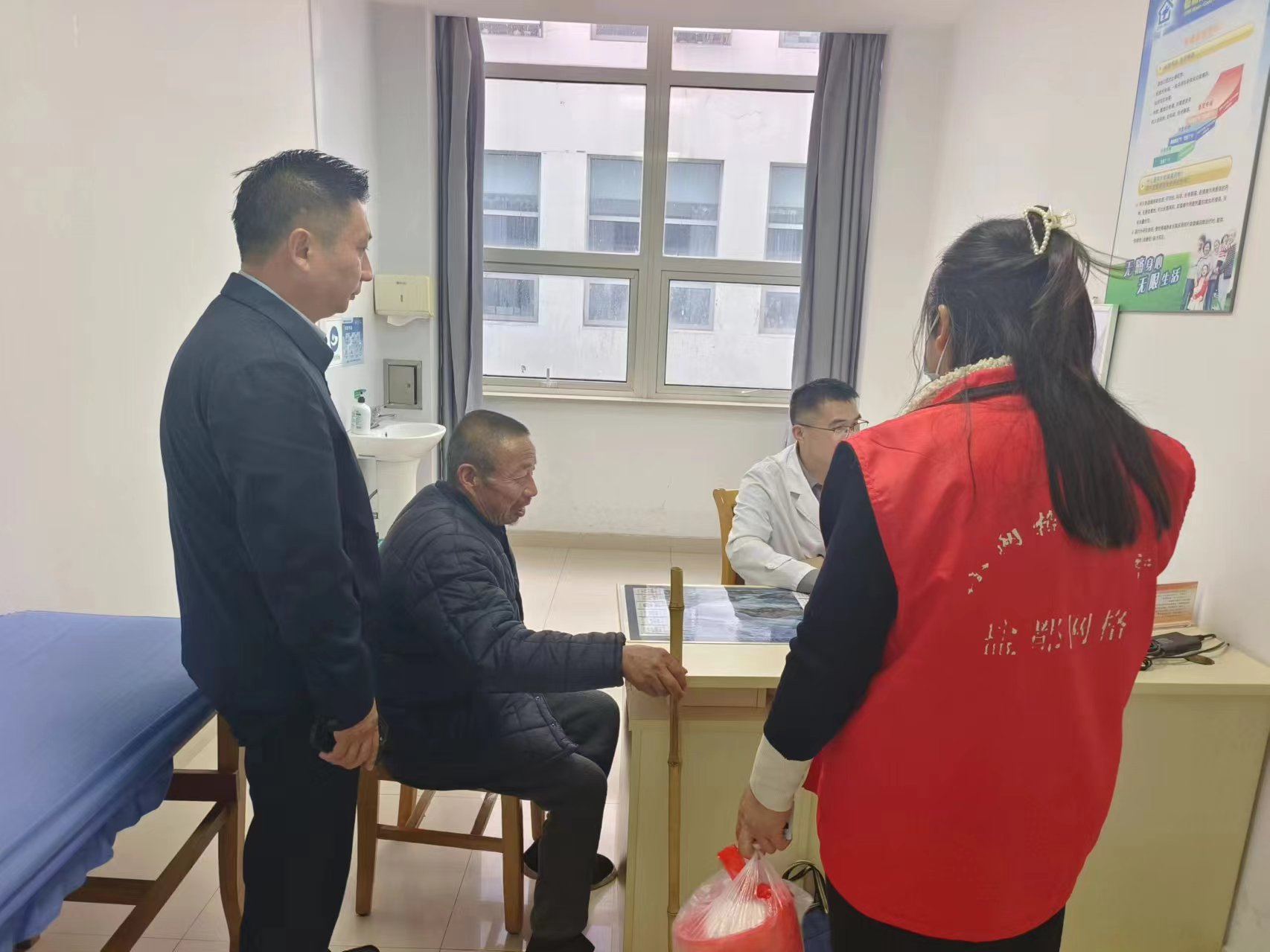 江苏盐都小网格传递大温暖网格员护送独居老人就医