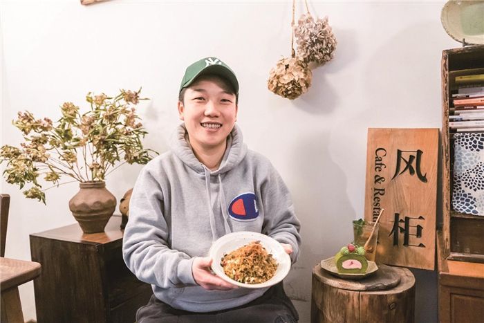 风柜主理人宫婷"阁楼,木桌,美味的食物,这是一种有别于高层住宅的生活
