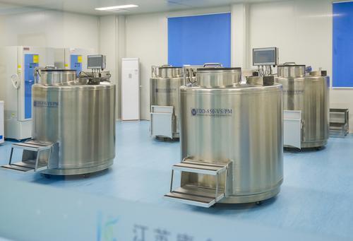 倒置显微镜,液氮储存舱……"目前我们公司主要业务是进行干细胞的存储