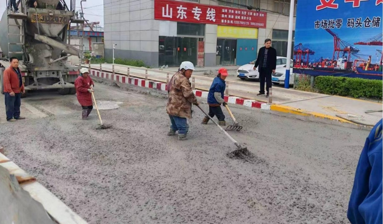 安丰镇安东村:维修路面解民忧