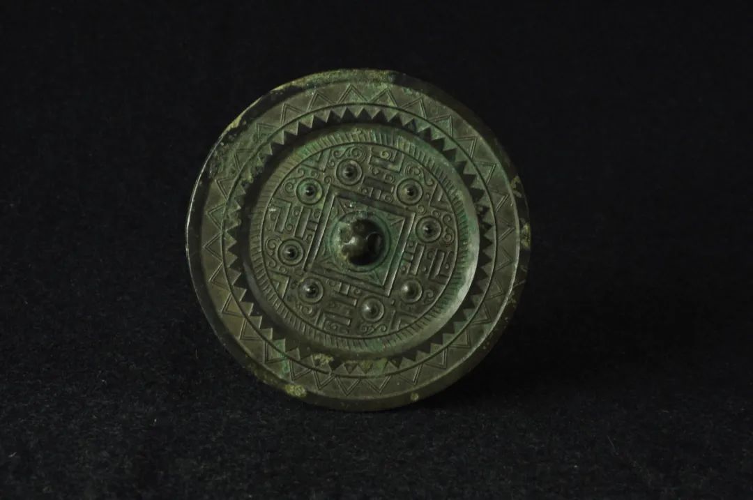 馆藏精品丨江苏建湖博物馆:汉代连弧纹铭文铜镜和规矩纹铜镜