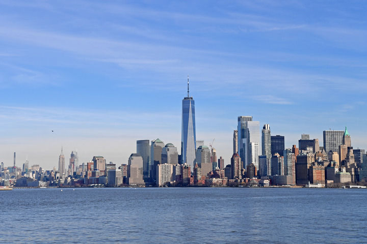 这是2024年2月15日拍摄的美国纽约曼哈顿天际线.