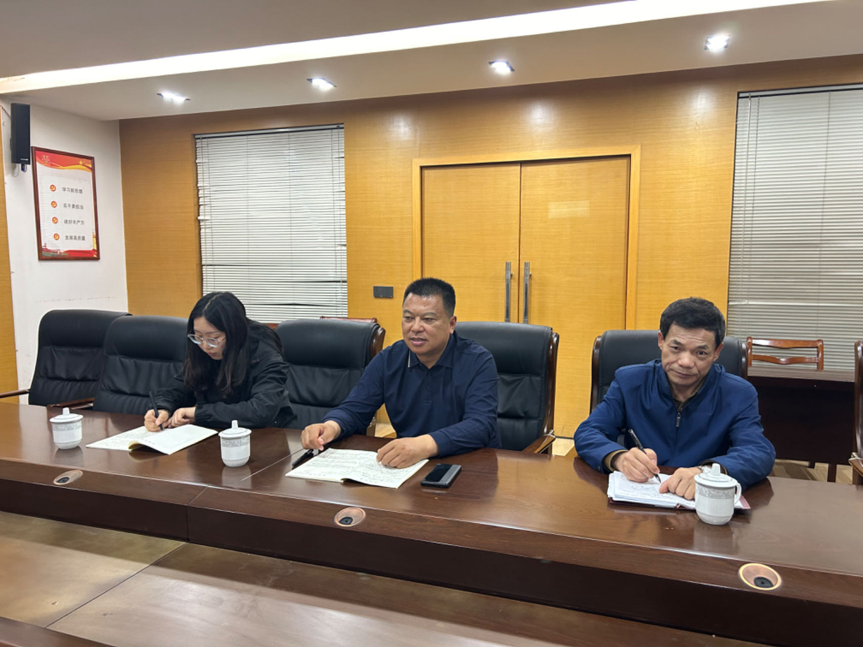 安丰镇召开班子会研究部署当前重点工作