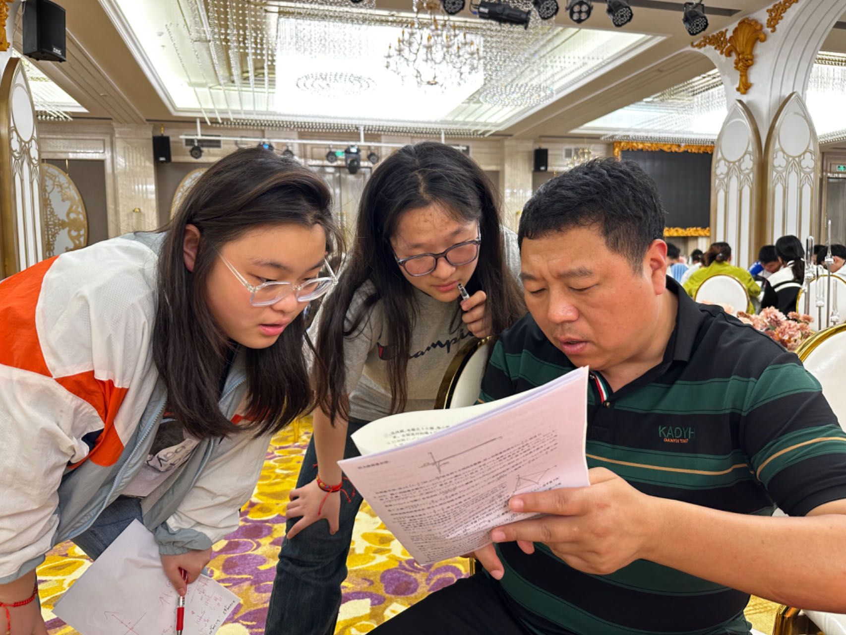 在日月星辰酒店食宿点,时杨中学老师辅导考生.