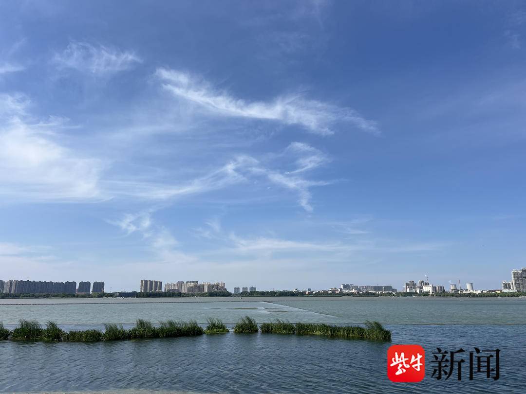 薄云峰 摄薄云峰 摄在宜兴团氿风景区,湖面呈现出一道明显的分界线.